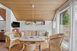 een woonkamer met een bank, een tafel en stoelen bij 3034-Stege-Bundgarnet-34 in Stege