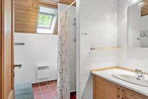 een badkamer met een wastafel en een douche bij 3034-Stege-Bundgarnet-34 in Stege +15 foto's