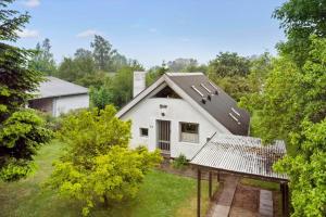 een luchtzicht op een wit huis met bomen bij 3034-Stege-Bundgarnet-34 in Stege