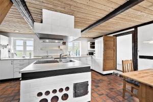 een keuken met witte apparatuur en een houten plafond bij FA009-Faxe-Ladeplads-Brandskov-6 in Fakse Ladeplads