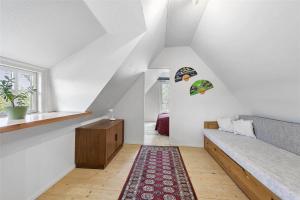 een woonkamer met een bank en een tapijt bij FA009-Faxe-Ladeplads-Brandskov-6 in Fakse Ladeplads