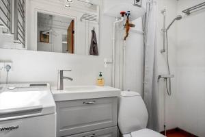 a white bathroom with a sink and a toilet at 8220-Vordingborg-Solbaervej-6 in Vordingborg +15 photos