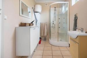 Et badeværelse på 8015-Kalvehave-Hasselvej-3 + 19 billeder