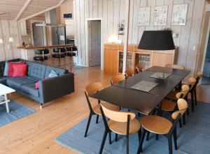 een woonkamer met een tafel, stoelen en een bank bij 7323-Bogo-Vindrosen-23 