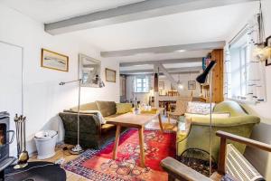 un salon avec un canapé et une table dans l'établissement 4020-Stege-Udbyvej-10, à Stege