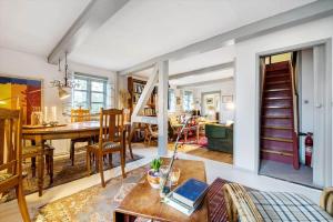 un salon avec une table et une salle à manger dans l'établissement 4020-Stege-Udbyvej-10, à Stege