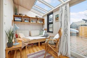 un soggiorno con un divano e una finestra di R957-Rodvig-Baeverdalen-5 a Rødvig