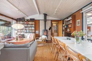 un soggiorno con un divano e un tavolo di R957-Rodvig-Baeverdalen-5 a Rødvig