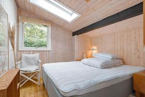 una camera da letto con un letto grande in una stanza con una finestra di R957-Rodvig-Baeverdalen-5 a Rødvig