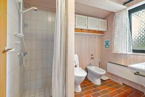 un bagno con un water e un lavandino di R957-Rodvig-Baeverdalen-5 a Rødvig Altre 22 foto