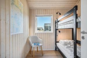 Camera piccola con letto a castello e sedia di 8218-Lundby-Soloje-Strandvej-20 a Lundby