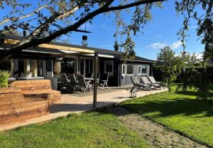 un patio con sedie e tavoli all'interno di una casa di R957-Rodvig-Baeverdalen-5 a Rødvig