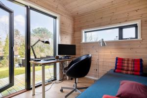 een kamer met een bureau met een computer en een stoel bij S749-Stroby-Nattergalevej-9 in Strøby