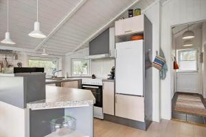 een keuken met een witte koelkast en een aanrecht bij 3064-Stege-Maegleren-34 in Stege +13 foto's