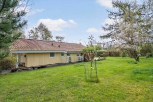 een huis in een tuin met een grasveld bij 3064-Stege-Maegleren-34 in Stege