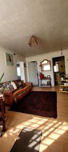 a bedroom with a bed and a rug at Viña acogedor lugar a pasos del reloj de flores in Viña del Mar