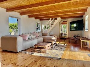 een woonkamer met een bank en een tafel bij 6040-Stege-Rytsebaekvej-39 in Stege