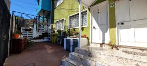 a store front of a green building with a window at Viña acogedor lugar a pasos del reloj de flores in Viña del Mar +9 photos