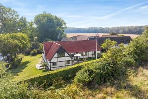 een luchtzicht op een huis met een rood dak bij 6040-Stege-Rytsebaekvej-39 in Stege