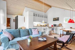 een woonkamer met een blauwe bank en een tafel bij 3046-Stege-Paelen-46 in Stege