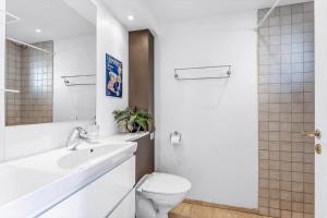 Et badeværelse på 4128-Borre-Klintholm-Havneby-28 + 19 billeder