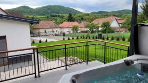 Nespecifikovaný výhled na hory nebo výhled na hory při pohledu z prázdninového domu