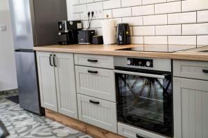 Kuchyň nebo kuchyňský kout v ubytování Holiday Home with Hot Tub in Somoskoujfalu 55027