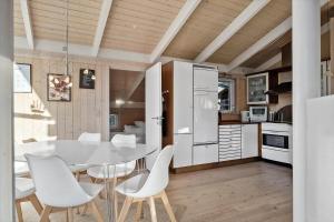 - une cuisine avec une table blanche et des chaises blanches dans l'établissement HA197-Hals-Thomas-Winthers-Vej-54, à Hals 15 autres photos