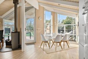 une salle à manger avec une table et des chaises blanches dans l'établissement HA197-Hals-Thomas-Winthers-Vej-54, à Hals