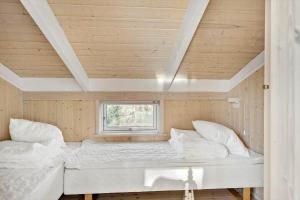 un lit dans une petite maison avec une fenêtre dans l'établissement HA197-Hals-Thomas-Winthers-Vej-54, à Hals
