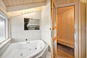 une baignoire blanche dans une salle de bain avec une fenêtre dans l'établissement HA197-Hals-Thomas-Winthers-Vej-54, à Hals