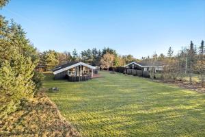 une grande cour avec une maison au milieu dans l'établissement HA197-Hals-Thomas-Winthers-Vej-54, à Hals