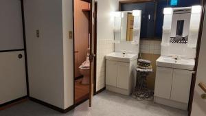 Et badeværelse på 富士見旅館202