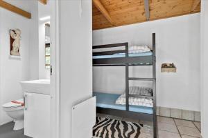 een badkamer met 2 stapelbedden in een kamer bij HA186-Saeby-Lynglund-6 in Sæby