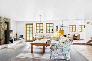 een woonkamer met twee banken en een open haard bij HA186-Saeby-Lynglund-6 in Sæby