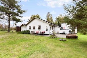 een wit huis met een picknicktafel in een tuin bij HA186-Saeby-Lynglund-6 in Sæby