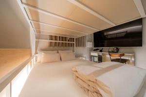 ein Schlafzimmer mit einem großen weißen Bett und einer Küche in der Unterkunft Mnlucky Hotel in Seoul