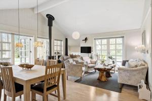 een woonkamer met een tafel en een eetkamer bij HA347-Saeby-Bjornborgvej-5 in Sæby