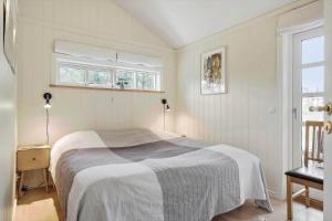 een slaapkamer met een bed en twee ramen bij HA347-Saeby-Bjornborgvej-5 in Sæby