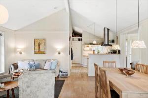een woonkamer en eetkamer met een bank en een tafel bij HA347-Saeby-Bjornborgvej-5 in Sæby