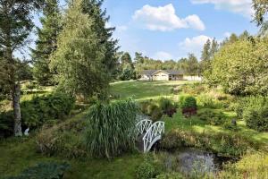 een paar witte banken in een tuin bij HA347-Saeby-Bjornborgvej-5 in Sæby