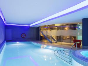 Bazén v ubytování Novotel Edinburgh Centre nebo v jeho okolí