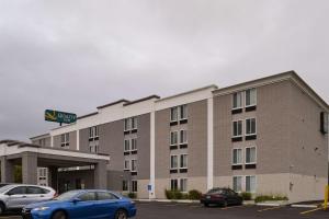een hotelgebouw met auto's geparkeerd op een parkeerplaats bij Comfort Inn Dunmore - Scranton East in Dunmore