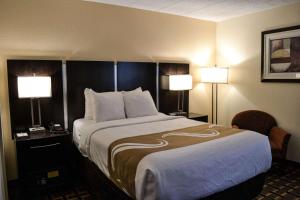 een hotelkamer met een groot bed en twee lampen bij Comfort Inn Dunmore - Scranton East in Dunmore +38 foto's