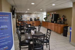 een eetkamer met tafels en stoelen in een restaurant bij Comfort Inn Dunmore - Scranton East in Dunmore