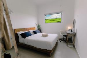 En eller flere senge i et værelse på Lily house kedungu