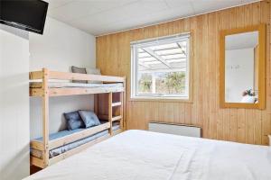 una camera da letto con due letti a castello e una finestra di OH412-Hadsund-Halvrebene-94 a Hadsund