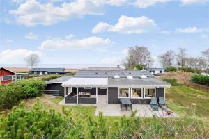 una casa con tetto solare su un campo di OH412-Hadsund-Halvrebene-94 a Hadsund