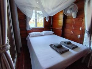 Postel nebo postele na pokoji v ubytování Totò Pizza Bungalows and Sea View Restaurant