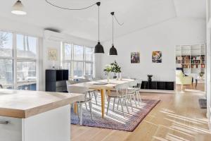 una cucina e una sala da pranzo con tavolo e sedie di HA318-Hals-Merkurvej-73 a Hals Altre 19 foto